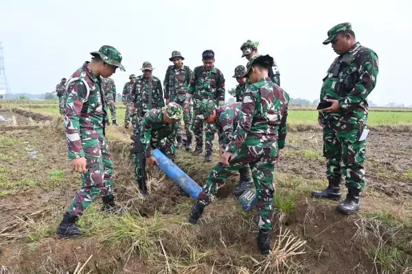Untuk Pengamanan Aset, Personel Lanud SKI Laksanakan Patroli di Desa Susukan, Kabupaten Cirebon