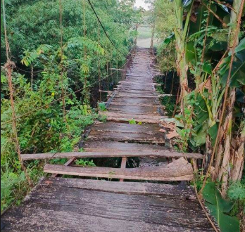Jembatan Reyot di Desa Cempaka