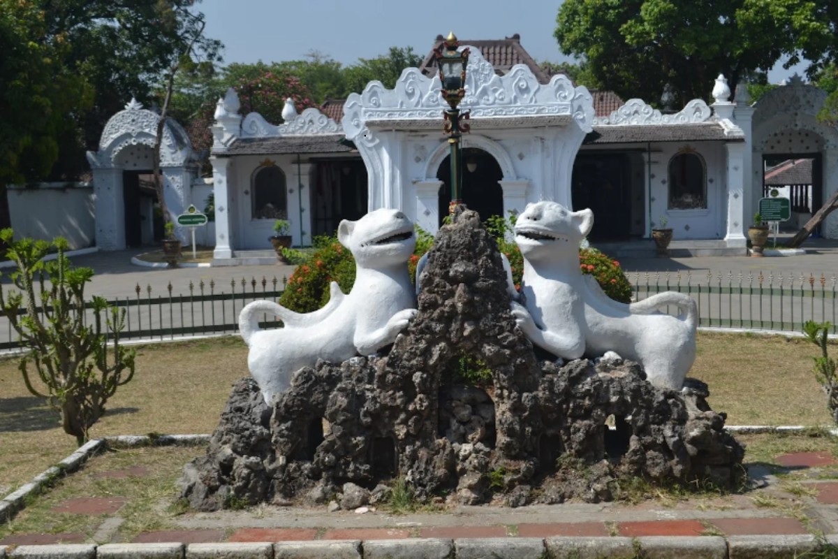 7 Wisata Sejarah Cirebon: Menyusuri Keraton & Goa Sunyaragi