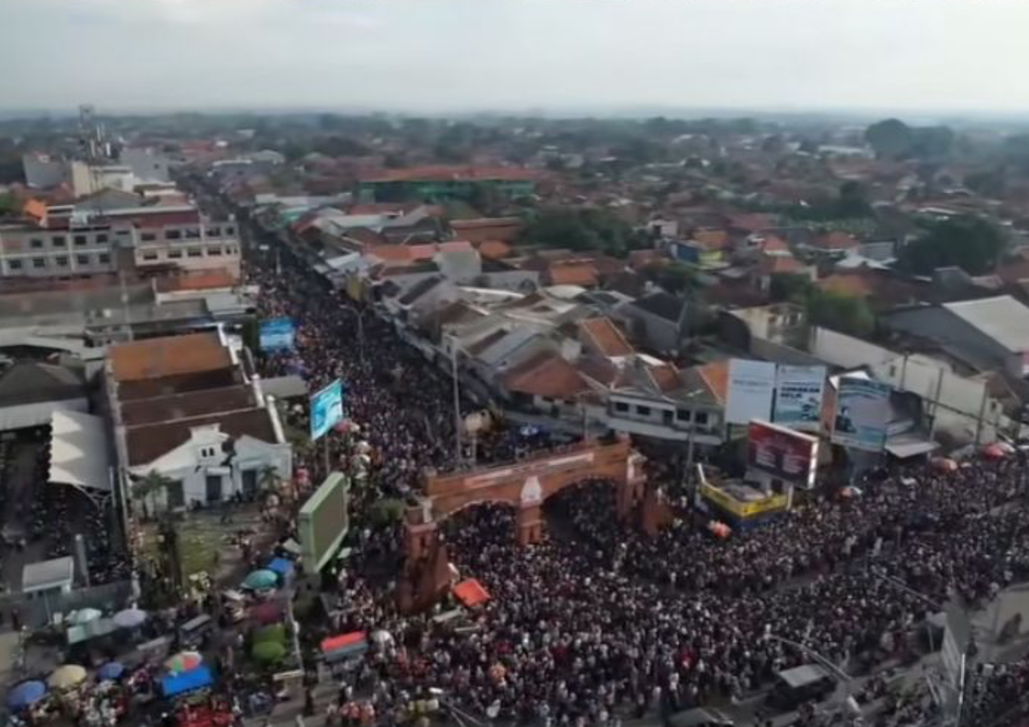 Ribuan Warga Padati Jalur Pantura untuk Menyaksikan Tradisi Memayu Buyut Trusmi