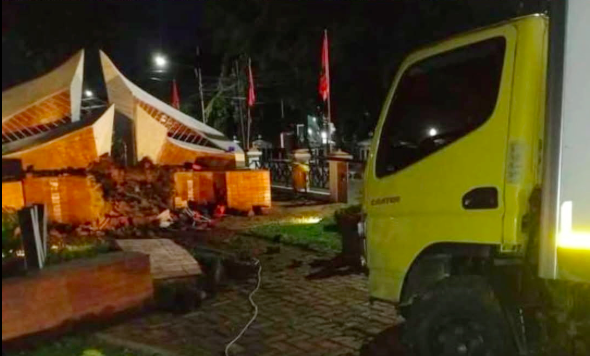 Tugu Filosofi di Bundaran Bakorwil Cirebon Rusak Parah Usai Ditabrak Truk Boks