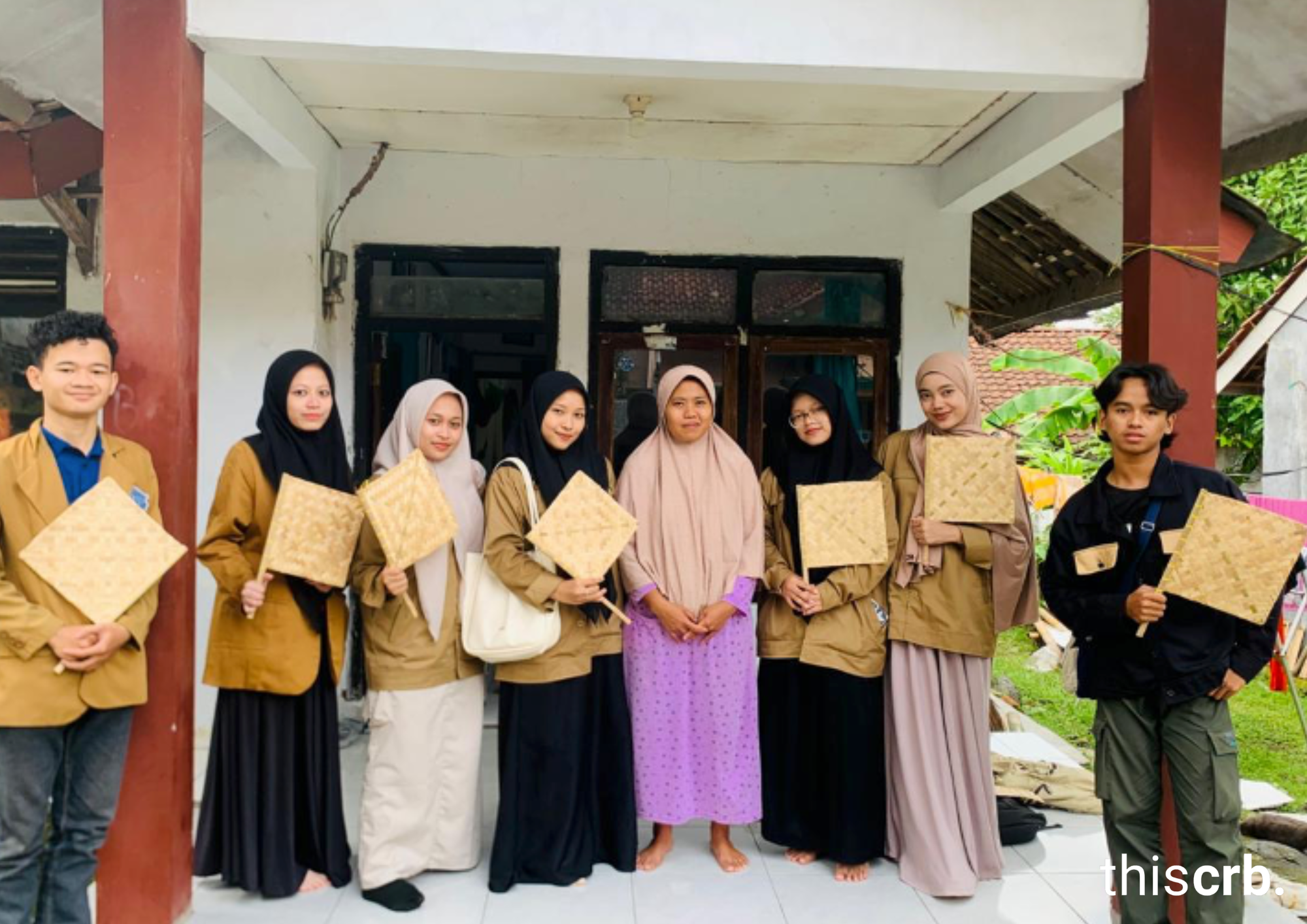 PKM Mahasiswa Politeknik SCI Dukung Keberlanjutan UMKM Kipas Tradisional Desa Kumbung