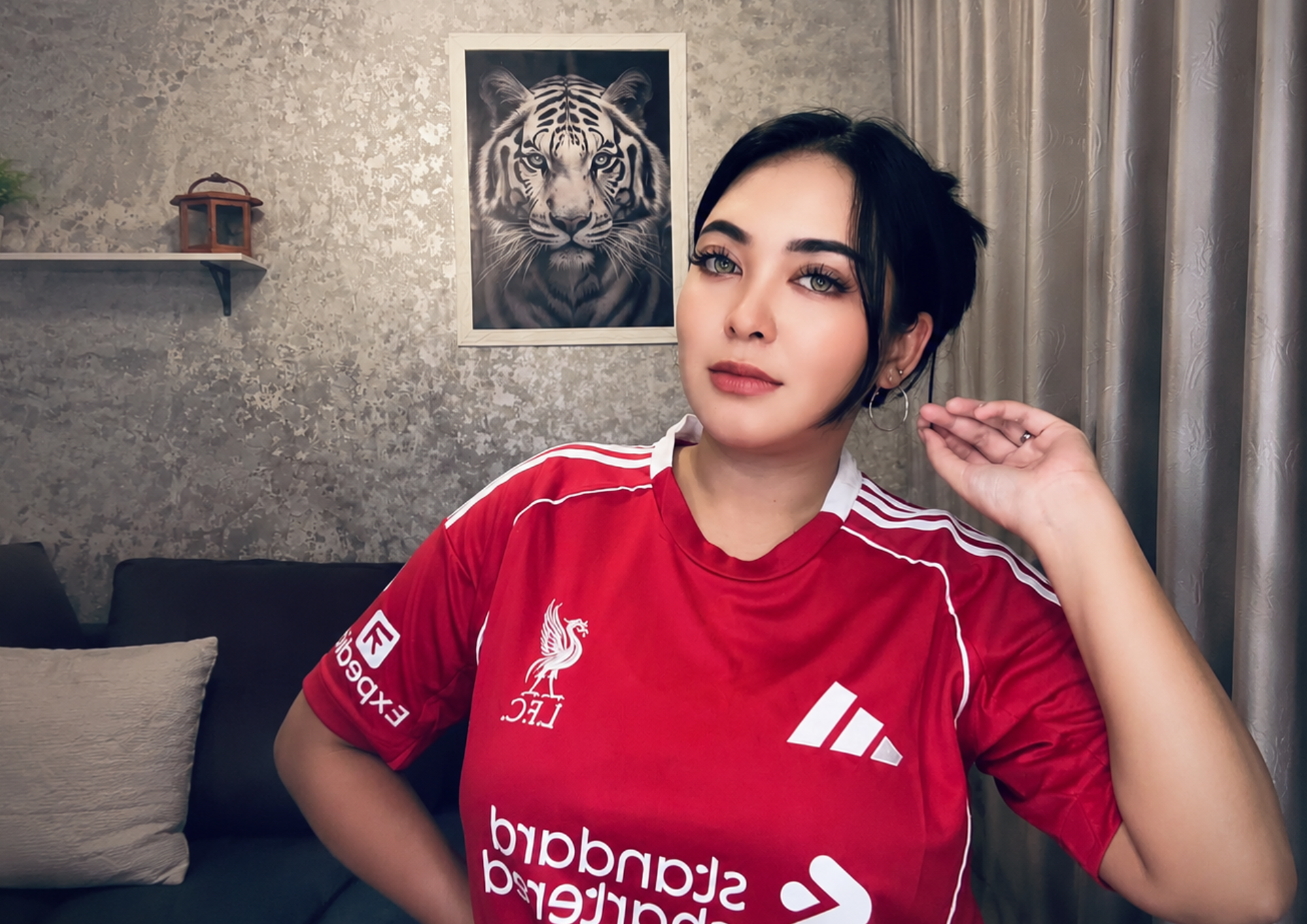 Pesona Allika Al-Arsyahbani, Eks Duta Humas Polres Sumedang dan Fans Liverpool