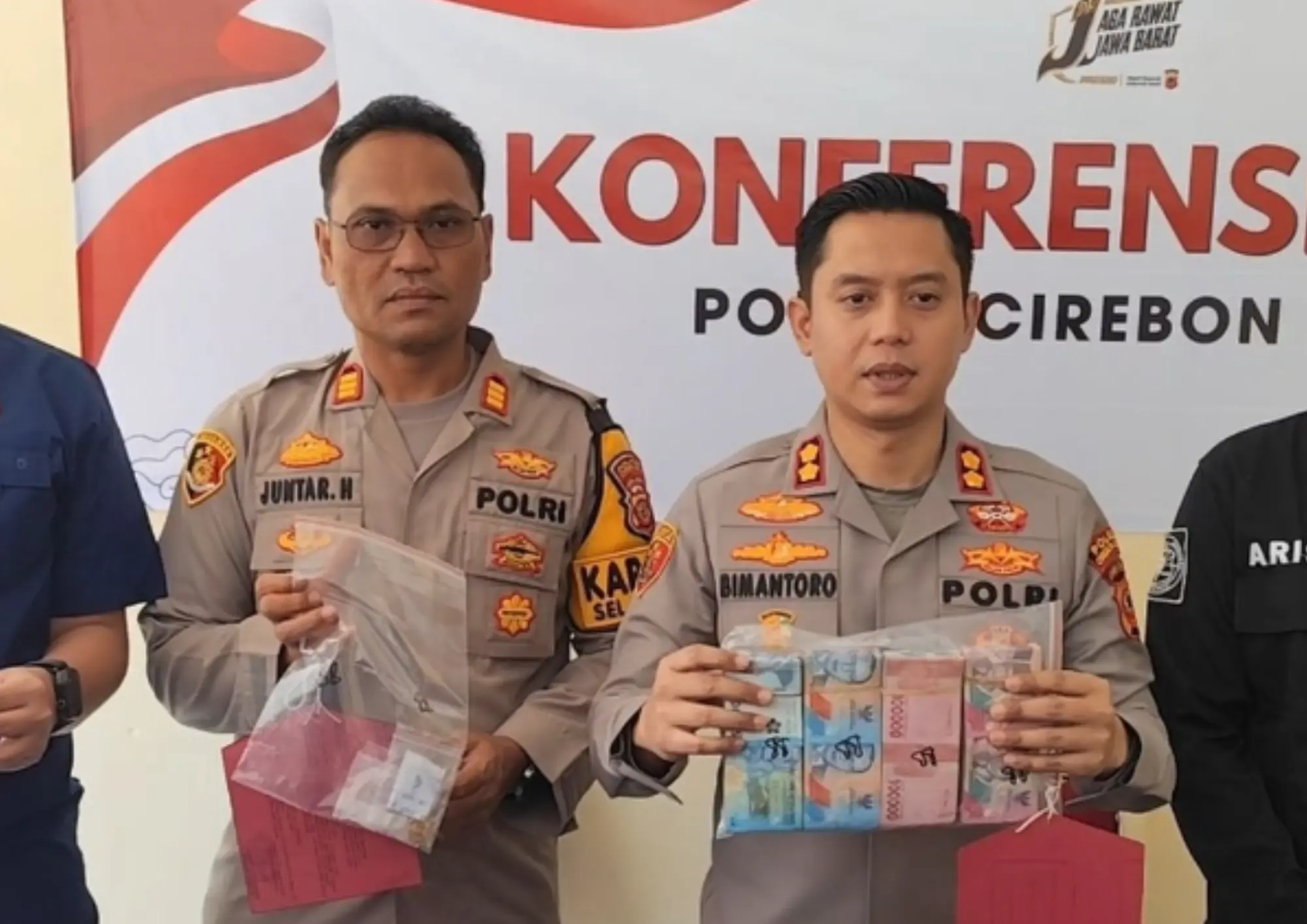 Pura-pura Bantu Evakuasi Kebakaran, Dua Pria di Cirebon Curi Rp47 Juta dan Emas