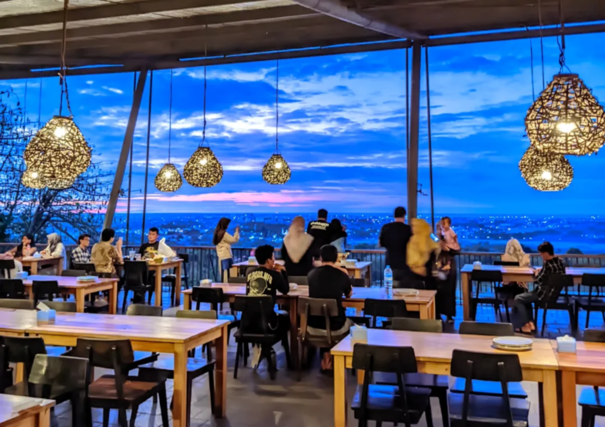 10 Rekomendasi Tempat Makan di Cirebon Paling Enak dan Nyaman untuk Keluarga